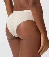 Kit de dos bombachas modelo bikini de tiro medio, confeccionadas en algodón con elastano. Incluye una prenda en color beige y otra en negro, ambas con ribetes elásticos y un pequeño detalle metálico con el logo de la marca en el lateral.