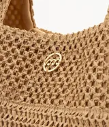Cartera rectangular de Bossa Nossa confeccionada en fibra de papel con trama artesanal, calada y cerrada, de tono beige. Cuenta con asas integradas, forro interno de poliéster y detalle de aplique metálico frontal.