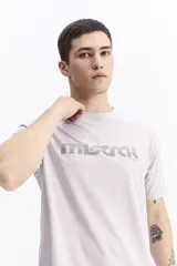 Remera verde militar de manga corta con cuello redondo y logo estampado en el pecho.