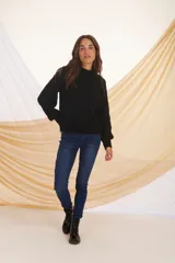 Sweater de punto color fucsia, con cuello alto y mangas largas. Tejido de chenilla suave y cómodo.