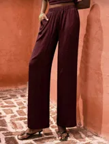 Conjunto de blusa con cuello halter y espalda abierta y pantalón con elástico, color bordeaux.
