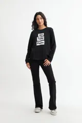 Remera negra de algodón con estampado frontal que dice "Not Today Please" en tres líneas, con letras blancas sobre rectángulos negros y bordes blancos.