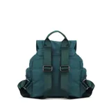 Mochila verde de nylon con tapa y broche metálico, apertura superior con cierre marinero, bolsillos internos, bolsillo con cierre metálico al frente y laterales, asas rígidas de mano y correas regulables para colgar en la espalda.