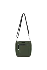 Bandolera color verde militar con correa ajustable negra, cierre principal y bolsillo frontal con cierre. Incluye un detalle colgante en el cierre frontal con la palabra "TRENDY" y el logo de la marca grabado en la parte superior.