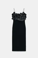 Vestido midi negro de punto con tirantes finos, escote recto adornado con aplicaciones de flores tridimensionales de tela satinada y abertura en la espalda.