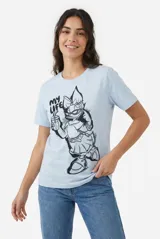 Remera celeste de manga corta y cuello redondo, con estampado frontal de la Pata Daisy en estilo sketch y la inscripción "My Life".