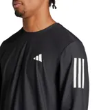Remera deportiva Adidas de manga larga, diseñada para running. Presenta un diseño en color negro con las icónicas tres bandas blancas en los hombros y el logo de la marca en el pecho. Cuenta con tecnología AEROREADY para la absorción de humedad.