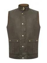 Chaleco de algodón encerado color marrón, con cuello alto, cierre frontal y tapeta con broches metálicos. Presenta bolsillos frontales de doble apertura y diseño de calce regular.