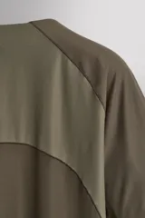 Camiseta de entrenamiento de corte relajado, confeccionada en tejido técnico ligero, elástico y semitransparente. Presenta cuello redondo, manga corta y costuras termofijadas.