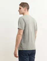 Remera color natural de manga corta con estampa fotográfica en el frente.