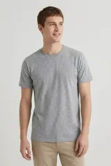 Remera de cuello redondo y manga corta, confeccionada en algodón de alta calidad con un diseño liso y corte clásico.