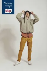Pantalón cargo color verde militar, de corte recto y ajuste slim, con bolsillos laterales con solapa y cierre frontal.