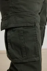 Pantalón cargo negro con bolsillos laterales con fuelle y corte recto.