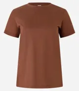 Remera tipo t-shirt de algodón, color beige claro, con cuello redondo y mangas cortas dobladas.