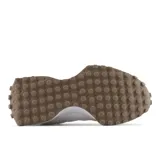 Championes urbanos New Balance modelo 327, en tonos blanco y beige, con capellada de material sintético y detalles en descarne, con la distintiva letra "N" marrón en gran tamaño en el lateral y suela con relieve de inspiración trail.