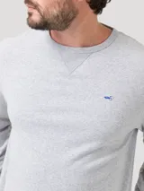 Buzo de cuello redondo color gris melange, con mangas largas y terminaciones en rib en puños y cintura. Presenta un pequeño parche bordado con forma de pato en el pecho.