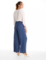 Pantalón palazzo de crepe, corte wide leg, con tiro alto, pinzas frontales y bolsillos funcionales. Presenta pretina lisa en la parte delantera y elástica en la parte posterior.