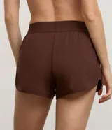 Short deportivo runner de la marca Get Over, color blanco, con cintura ancha elástica y bajo redondeado.