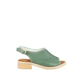 Sandalias amarillas de cuero con puntera abierta, taco bajo de madera y tira trasera con hebilla.