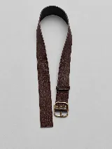 Faja de cuero marrón con hebilla rectangular metálica de tono bronce envejecido y presilla integrada.