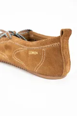 Chatita de gamuza color camel con costuras decorativas en hilo blanco y cordones ajustables en la parte superior. Presenta suela de goma dentada y tirador en el talón.