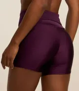 Bermuda deportiva de microfibra color violeta, tiro alto con cintura elástica y corte ajustado.
