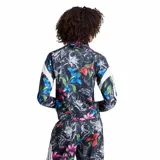 Campera deportiva Adidas Farm Tiro para mujer, de color negro con estampado floral multicolor. Presenta cuello alto, cierre frontal completo y las clásicas franjas blancas de la marca en las mangas.