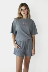 Remera gris de corte cropped con cuello redondo y manga corta. Estampado rectangular en el pecho con texto "Western Avenue Champions".