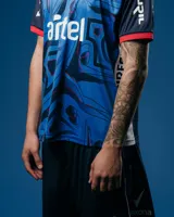Short de arquero del Club Nacional de Football, temporada 2025. Diseño en color rojo con detalles en blanco y azul, confeccionado en tejido deportivo transpirable. Incluye el escudo del club bordado en la parte inferior.