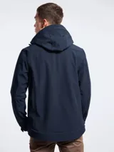 Campera de abrigo tipo softshell color azul marino, con capucha, cierre frontal y bolsillos laterales con cierre. Presenta interior en color negro y ajuste en los puños.
