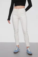 Pantalon de jean negro, corte skinny y tiro medio, con cierre frontal y bolsillos laterales.