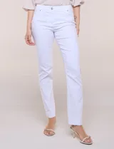 Pantalón de gabardina elastizada Zac & Rachel, modelo Colors, de corte recto en color naranja. Cuenta con pretina con pasadores, cierre y botón, además de bolsillos delanteros y bolsillos ojal en la parte trasera.