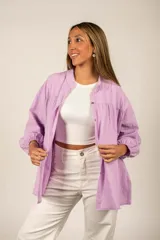 Camisa oversize de lino liviano, color lila, con cuello mao, hombros caídos y mangas largas con puños elásticos.