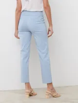Pantalón de vestir celeste de gabardina elastizada, marca Zac & Rachel. Corte recto, pretina ancha pespunteada y largo al tobillo.