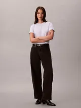 Remera Calvin Klein de manga corta y cuello redondo, confeccionada en tejido de punto de algodón. Presenta un diseño clásico de corte regular con el logo de la marca bordado discretamente en el pecho.
