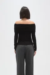 Top manga larga de viscosa color negro, con diseño strapless y detalle de frunces en la parte superior del escote.