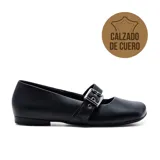 Zapato casual de cuero negro, con punta redondeada, tira sobre el empeine con hebilla metálica plateada y taco bajo.