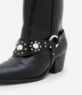 Bota corta de cuero sintético color negro, estilo western, con puntera fina, taco cuadrado y detalles de tachas plateadas.