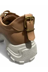 Championes deportivos Euroteens modelo 164906, de color tostado con suela chunky blanca dentada y cordones anchos al tono.