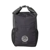 Mochila Rip Curl Surf Series 25L Ventura color negro, fabricada en poliéster con revestimiento resistente al agua. Cuenta con diseño de cierre enrollable superior, sección húmeda/seca, bolsillo frontal con cierre y bolsillos laterales de red para botellas.
