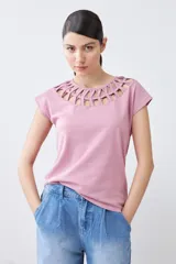Remera negra de mangas cortas con cuello redondo calado.