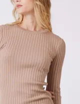 Buzo de tejido acanalado, con cuello redondo y mangas largas, de calce ajustado al cuerpo.