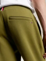 Pantalón de jogging verde oliva de corte cónico, con cintura elástica ajustable con cordón, bolsillos laterales ribeteados, bolsillo trasero de ojal y monograma TH bordado en el lateral.