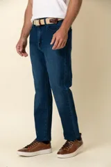 Pantalón de jean azul oscuro, corte recto y relajado, con cintura estándar y bolsillos delanteros y traseros.
