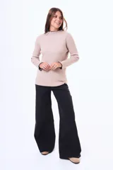 Jean de corte wide leg en color negro, con tiro alto y diseño de cinco bolsillos.