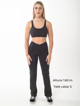 Calza de corte oxford con cintura cruzada en V, confeccionada en tela técnica elástica de alta calidad.