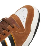 Championes Adidas Forum 84 Low ADV color marrón, con detalles en blanco y negro.