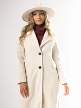 Tapado largo color beige, de corte recto y manga larga.