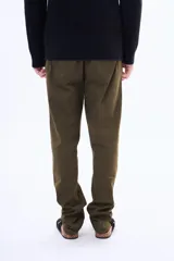 Pantalón de gabardina en color negro, de corte recto y ajuste cómodo, con cierre frontal y bolsillos laterales.