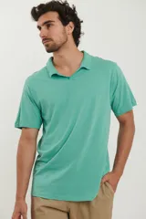 Chomba negra de piqué con cuello clásico y mangas cortas.